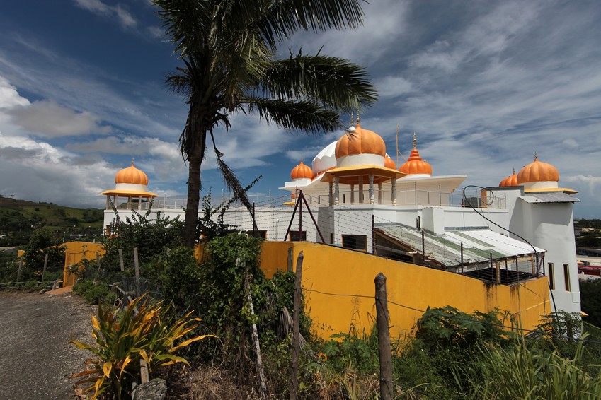 temple indien aux Fidji ile de veti levu ville de Sigatoka indian temple fiji orange roofs boudhiste monk