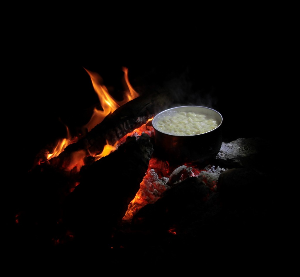 Cuisine au feu de bois camping recette brousarde Nouvelle-Calédonie pate tortellini formage jambon creme fraiche 