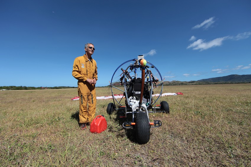 Dominique Delor vertical lagon Poé aérodrome de Bourail vol en Paramoteur Nouvelle-Calédonie Idée activité