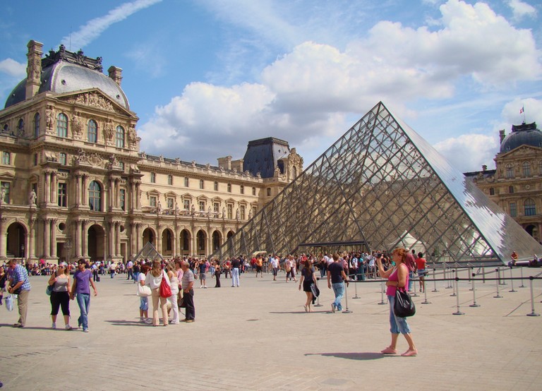 Musée du Louvre Paris pyramide et ancienne demeure des rois de France