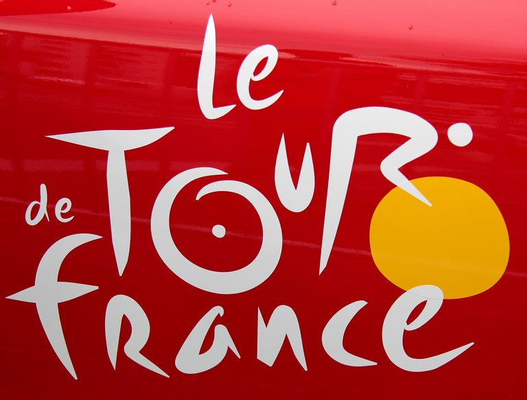 Cyclisme professionnel Logo du Tour de France sur fond rouge