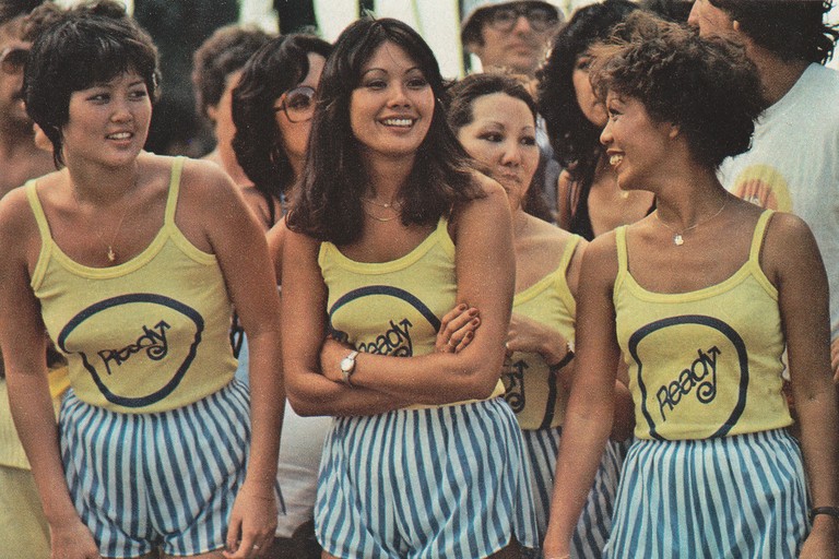 National Geographic Nov 1979 Girls teeshirt yellow Ready Hawaii