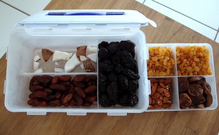 Tupperware multi-compartiment fruits sec amandes, noix de coco, raisins, dattes, figues, pruneau