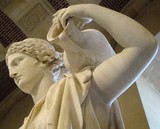 Musée du louvre Paris France Sculpture grecque antique femme amphore épaule aphrodite venus