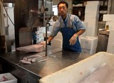 Marché de la métropole de Tokyo Japon poissonier poisson congele decoupe scie Tsukiji 築地市場 