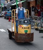 Chariot motorise electrique marche aux poissons de Tsukiji Tokyo Japon 東京都中央卸売市場 Tōkyō-to Chūō Oroshiuri Shijō