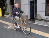 Grand père à vélo ville rue piétons protection accident Tokyo Japon