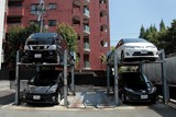 Doubleur de parking indépendant vertical solution économique pour stationner deux véhicules Tokyo Japon