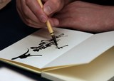 Moine caligraphie pinceau idéograme Japonais Temple bouddhiste Tokyo Japon 書道