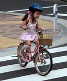 Enfant vélo rose Japon casque children pink bike Tokyo Japan