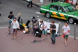 Musiciens de rue groupe qui joue en public Ville de Tokyo Japon