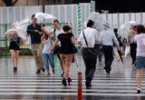 Les rafales de vents emportent les parapluies Typhon Shinjuku Tokyo Japon