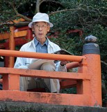 Personne agé vieux monsieur qui dessine dans un parc Tokyo Japon