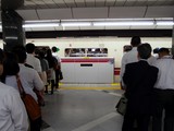 Queue dans le métro de Tokyo Les passagers sont patients et discipliné