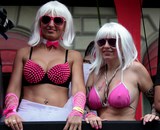 Suissesse toride superbe femmes aux seins qui pointent maillot de bain rose perruque blonde platine Lake Parade Geneve Suisse