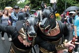Costumes de chiens loup loup-garou Lake Parade Geneve Suisse fête de rue