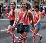 Jolie jeune femme en collant a rayures rouges marche dans la rue Suisse Lake Parade Geneve