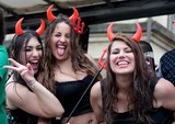 Femmes diablesses coquines en costume avec les cornes et la fourche Lake Parade Geneve Suisse
