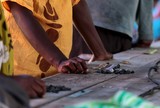 Femme qui joue au bingo Marché de Wé île Loyauté Nouvelle-Calédonie
