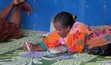 Femme allongé sur une natte bingo sauvage dans la province des îles Marché de Wé Loyauté Nouvelle-Calédonie