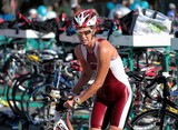 Triathlon International de Nouméa 2014 cylciste maillot rouge participante 72