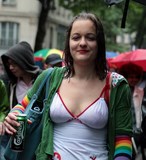 femme sourire Gay Pride Paris 2014 fiertés lesbiennes gaies bi trans homophobie homosexuel