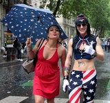Couple robe rouge costume americain Gay Pride Paris 2014 fiertés lesbiennes gaies bi trans homophobie homosexuel