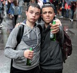 Groupe jeunes hommes heineken biere Gay Pride Paris 2014 fiertés lesbiennes gaies bi trans homophobie homosexuel