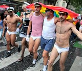 Groupe mecs Gay Pride Paris 2014 fiertés lesbiennes gaies bi trans homophobie homosexuel