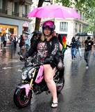 Scooter rose Gay Pride Paris 2014 fiertés lesbiennes gaies bi trans homophobie homosexuel