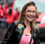 Belle femme qui souri Gay Pride Paris 2014 fiertés lesbiennes gaies bi trans homophobie homosexuel