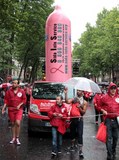 Capote rose Sida Info Service Gay Pride Paris 2014 fiertés lesbiennes gaies bi trans homophobie homosexuel