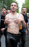 Homme torse nu Gay Pride Paris 2014 fiertés lesbiennes gaies bi trans homophobie homosexuel