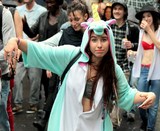 fille deguisee en licorne Gay Pride Paris 2014 fiertés lesbiennes gaies bi trans homophobie homosexuel