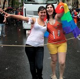 Jeune femme ronde Gay Pride Paris 2014 fiertés lesbiennes gaies bi trans homophobie homosexuel