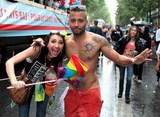 Couple Gay Pride Paris 2014 fiertés lesbiennes gaies bi trans homophobie homosexuel