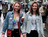jolie nana dans la rue Gay Pride Paris 2014 fiertés lesbiennes gaies bi trans homophobie homosexuel