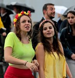 Femme fleur dans les cheveux Gay Pride Paris 2014 fiertés lesbiennes gaies bi trans homophobie homosexuel