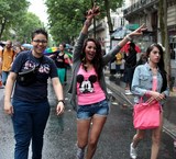 Jeune femme Gay Pride Paris 2014 fiertés lesbiennes gaies bi trans homophobie homosexuel