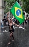 Transexuel Bresilien drapeau Gay Pride Paris 2014 fiertés lesbiennes gaies bi homophobie homosexuel
