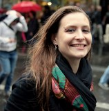 jeune femme charmante et souriante Gay Pride Paris 2014 fiertés lesbiennes gaies bi trans homophobie homosexuel