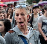 Jeune homme tire la langue Gay Pride Paris 2014 fiertés lesbiennes gaies bi trans homophobie homosexuel