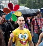 Homme tee shirt bob l'eponge jaune Gay Pride Paris 2014 fiertés lesbiennes gaies bi trans homophobie homosexuel