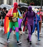Homme déguisement Gay Pride Paris 2014 fiertés lesbiennes gaies bi trans homophobie homosexuel