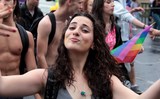 Jeune fille souriante Gay Pride Paris 2014 fiertés lesbiennes gaies bi trans homophobie homosexuel