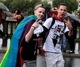 Jeunes hommes se tenant la main Gay Pride Paris 2014 fiertés lesbiennes gaies bi trans homophobie homosexuel