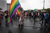Porte drapeau Gay Pride Paris 2014 fiertés lesbiennes gaies bi trans homophobie homosexuel
