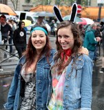 Jeune femmes veste en jean oreille de lapin Gay Pride Paris 2014 fiertés lesbiennes gaies bi trans homophobie homosexuel
