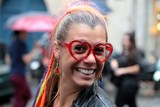 lunettes rouge en forme de coeur pour femme souriante Gay Pride Paris 2014 fiertés lesbiennes gaies bi trans homophobie homosexuel