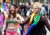 Femme qui tire la langue Gay Pride Paris 2014 fiertés lesbiennes gaies bi trans homophobie homosexuel